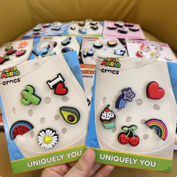 100 ชุด ✨-Crocsjibbitz ซีรีส์คอลเลกชัน ✨ มิกซ์แอนด์แมตช์สไตล์ให้รองเท้า  ของคุณ! - 3