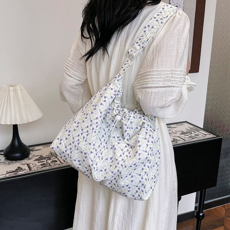 (มีส่งด่วน) tokyosellected(T2066) กระเป๋าสะพายข้างผ้าไนล่อนลายดอกไม้-ปากกระเป๋ารูดเป็นทรงขนมจีบ - 2