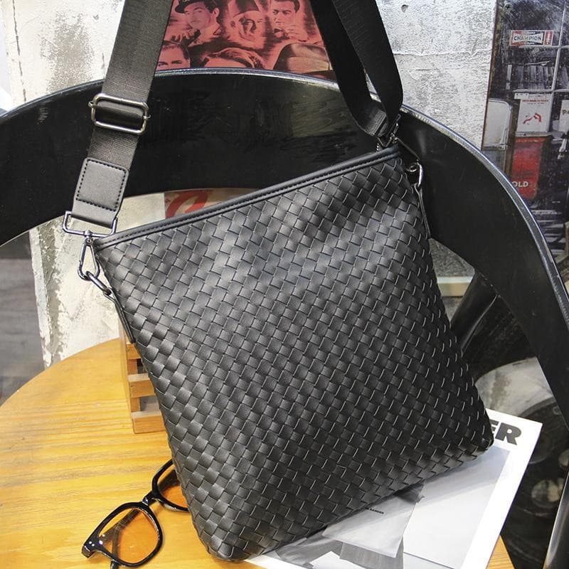 กระเป๋าสะพายไหล่ผู้ชายรุ่นใหม่2022กระเป๋าสะพายข้างแฟชั่นกระเป๋าแนวตั้งกระเป๋าใบเล็กสไตล์เกาหลีกระเป๋าผู้ชาย iPad