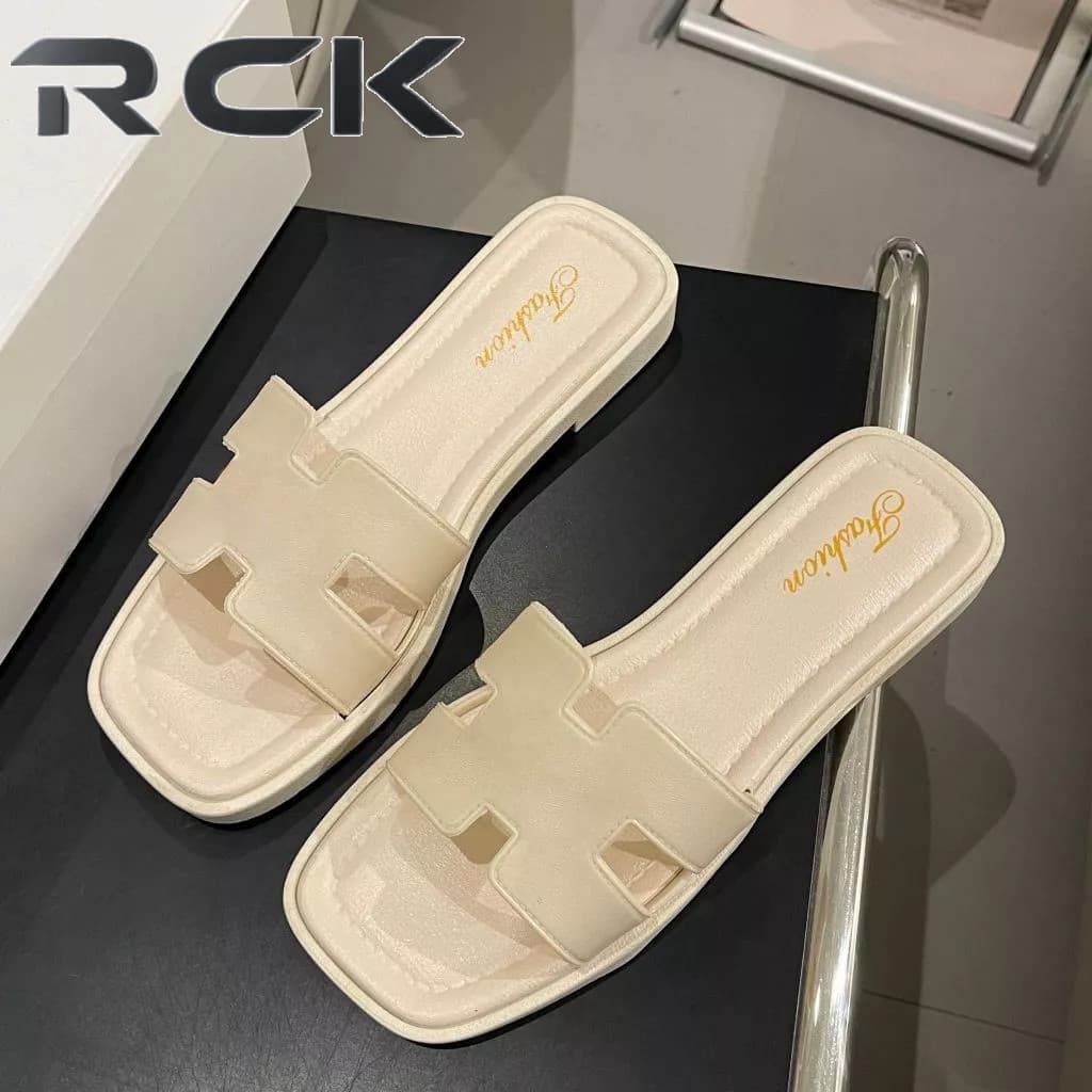 🔥จัดส่งทันที🔥รองเท้าแตะสตรีฤดูร้อนแบนกลางแจ้ง high-end ผู้หญิงรองเท้าแตะชายหาดริมทะเล X131