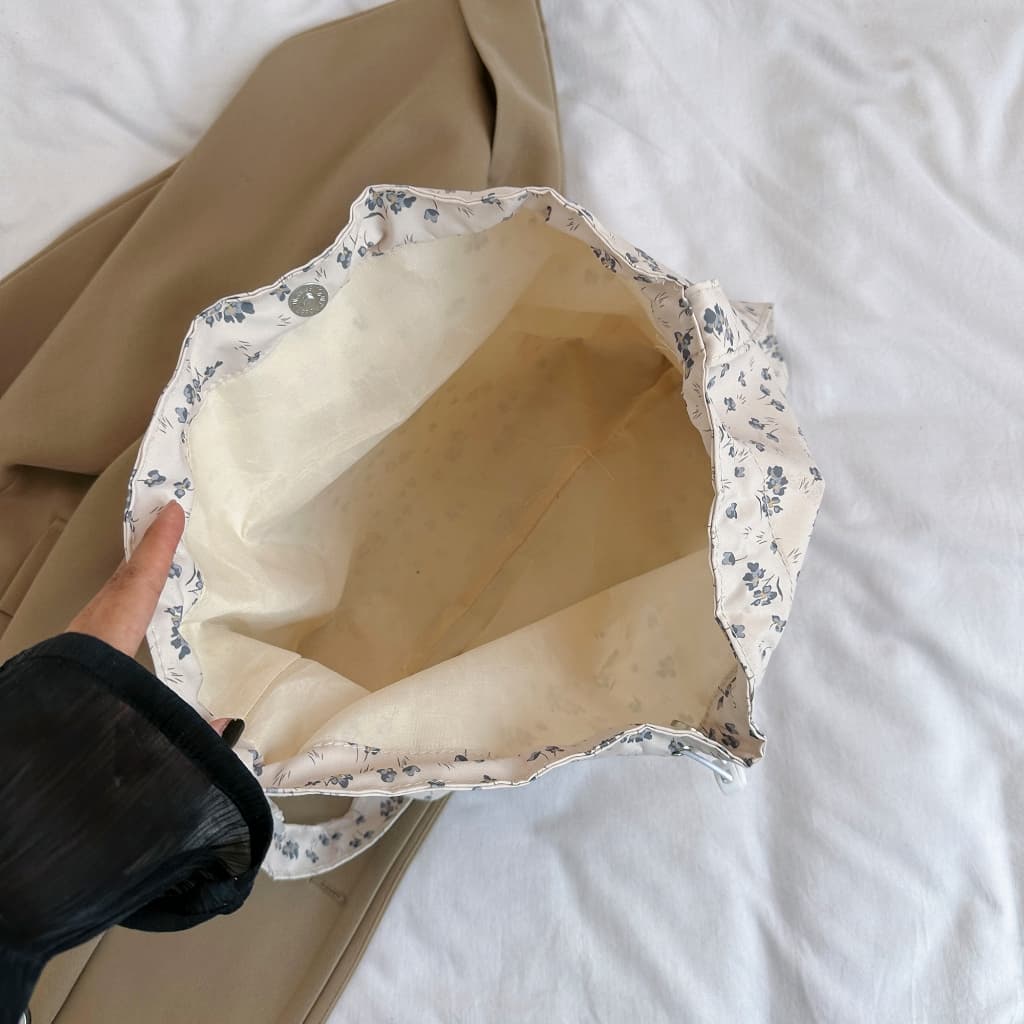 (มีส่งด่วน) tokyosellected(T2066) กระเป๋าสะพายข้างผ้าไนล่อนลายดอกไม้-ปากกระเป๋ารูดเป็นทรงขนมจีบ - 6