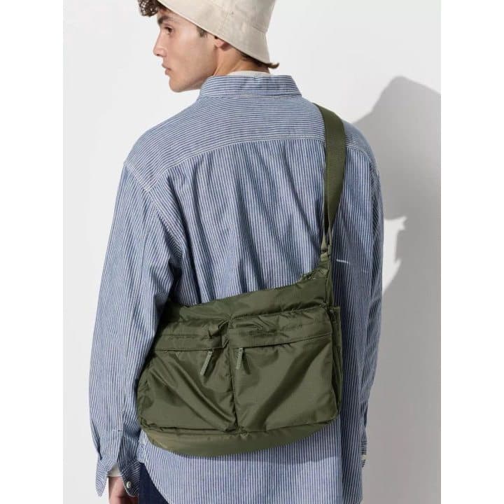 🚚 จัดส่งในกรุงเทพฯ -Uniqlo กระเป๋าสะพาย ยูนิโคล่ ใส่ของได้เยอะ กันน้ำได้ สินค้าพร้อมส่ง - 1