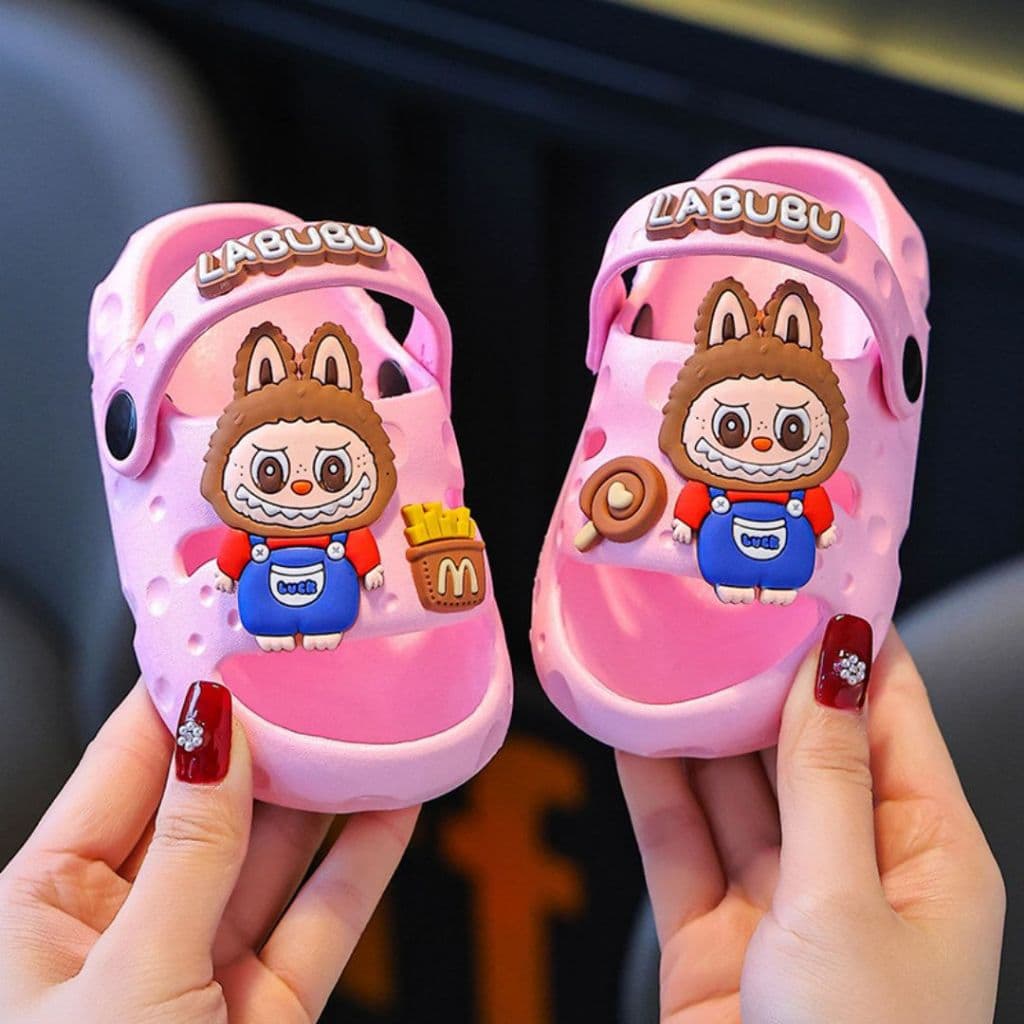 รองเท้ารัดส้นเด็ก ตัวการ์ตูนน่ารัก นุ่ม มีกันลื่น ใส่สบาย Children's sandals Labubu พร้อมส่งในไทย** - 5