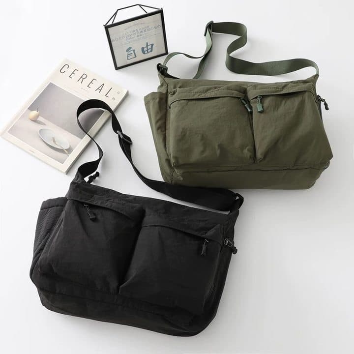 🚚 จัดส่งในกรุงเทพฯ -Uniqlo กระเป๋าสะพาย ยูนิโคล่ ใส่ของได้เยอะ กันน้ำได้ สินค้าพร้อมส่ง - 2