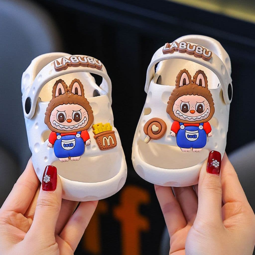 รองเท้ารัดส้นเด็ก ตัวการ์ตูนน่ารัก นุ่ม มีกันลื่น ใส่สบาย Children's sandals Labubu พร้อมส่งในไทย** - 2
