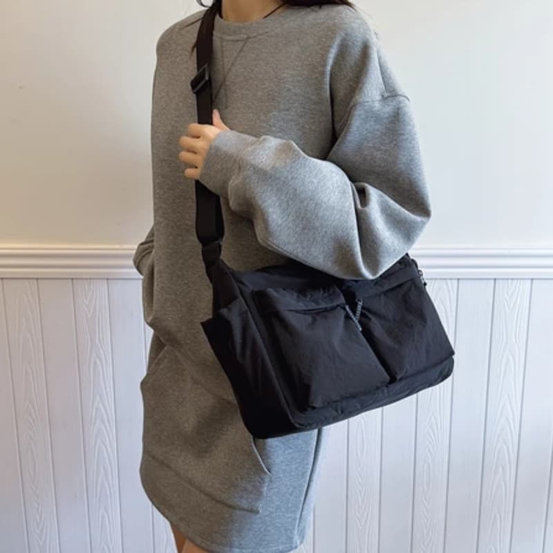 🚚 จัดส่งในกรุงเทพฯ -Uniqlo กระเป๋าสะพาย ยูนิโคล่ ใส่ของได้เยอะ กันน้ำได้ สินค้าพร้อมส่ง - 6