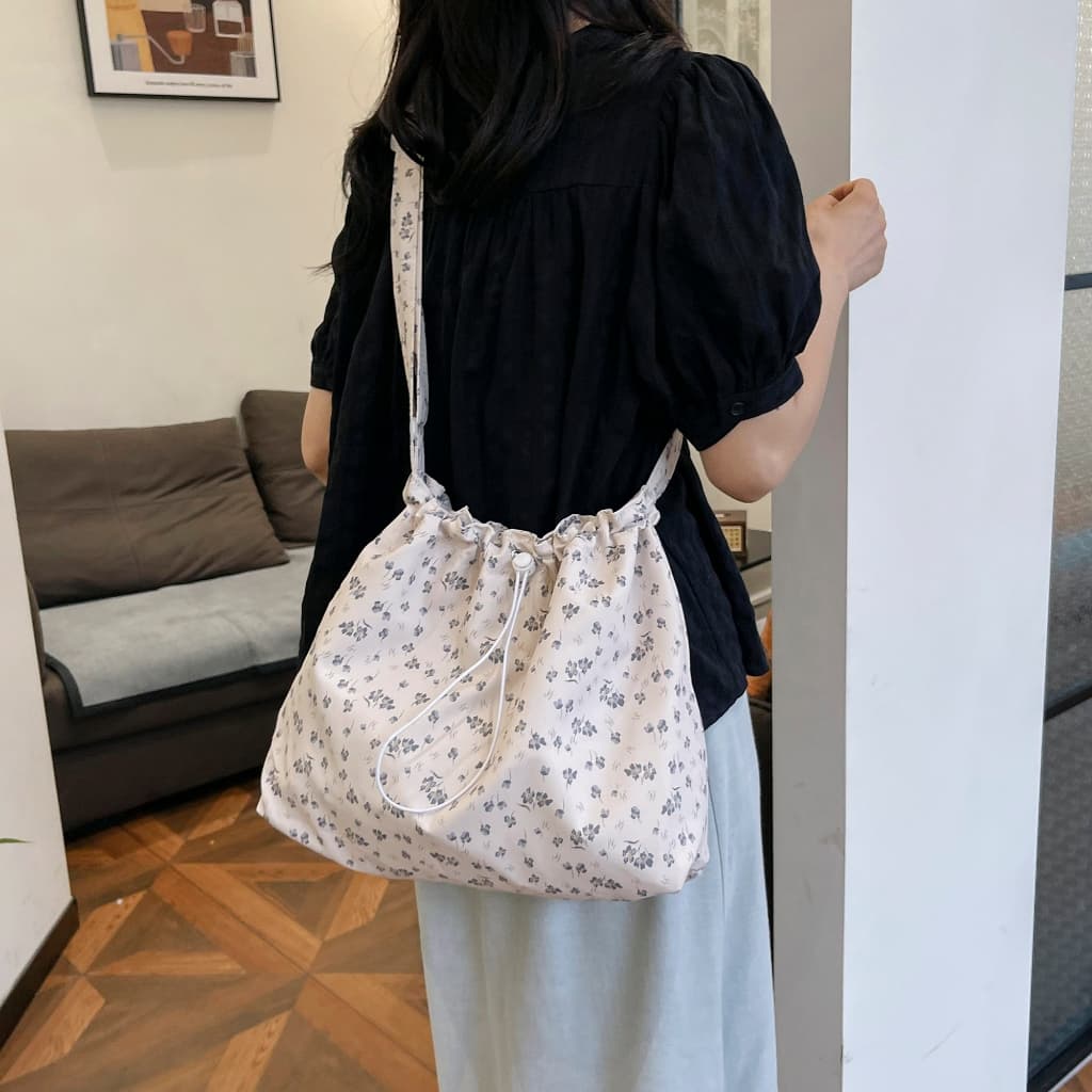 (มีส่งด่วน) tokyosellected(T2066) กระเป๋าสะพายข้างผ้าไนล่อนลายดอกไม้-ปากกระเป๋ารูดเป็นทรงขนมจีบ - 3